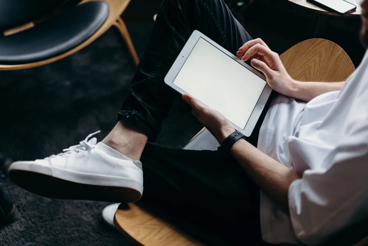 Tênis casual masculino até R$ 300: como escolher sem errar (e 7 modelos que valem a busca)