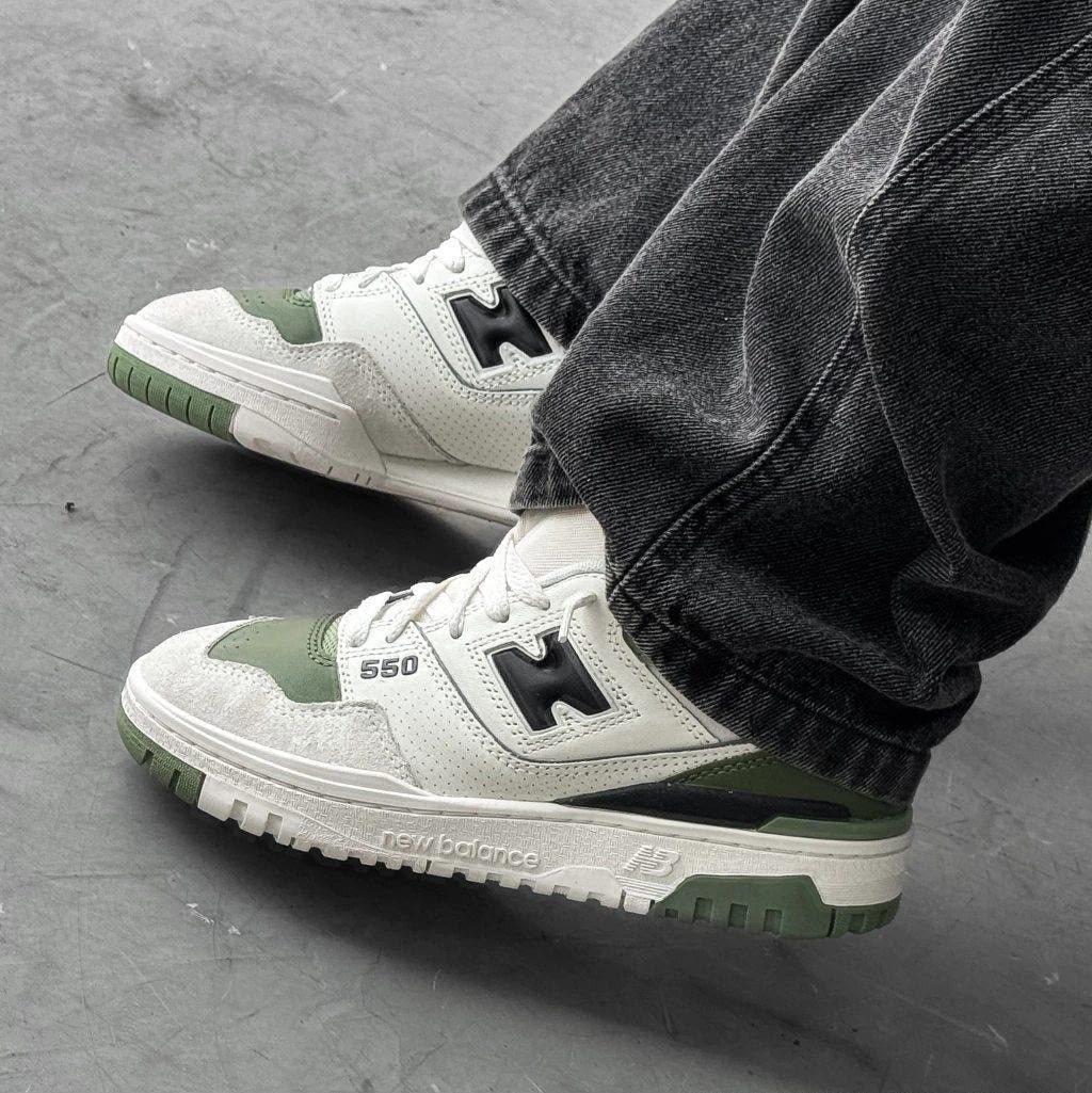 ✨ Tenis New Balance 550 Masculino, Bege Claro/Verde, 43
